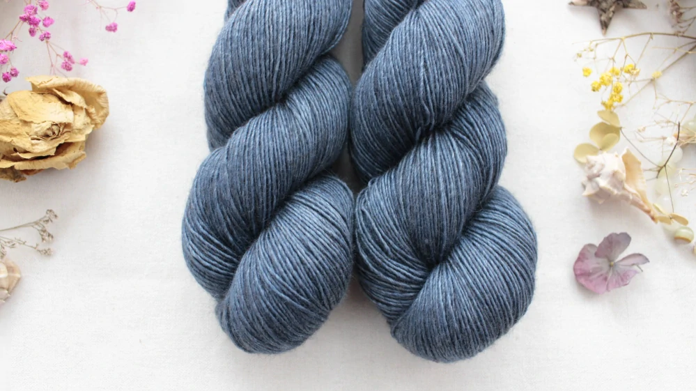 "Jublau 3" 120g - 65%merino 20%hedvábí a 15% yak