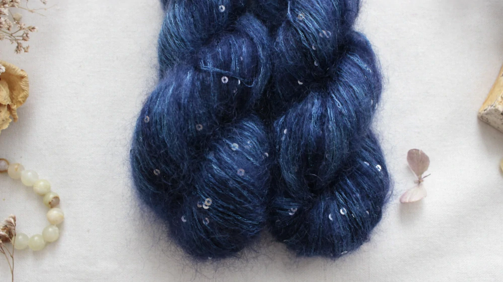 "Blue night" - 34% superkid mohér 11% hedvábí 41% nylon 14% polyester 195m/50g
