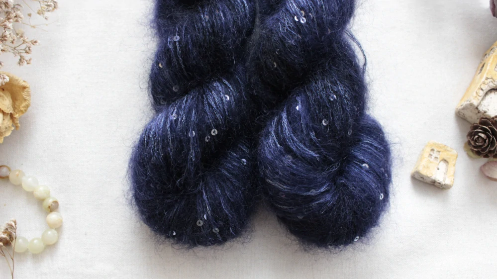 "Midnight" - 34% superkid mohér 11% hedvábí 41% nylon 14% polyester 195m/50g