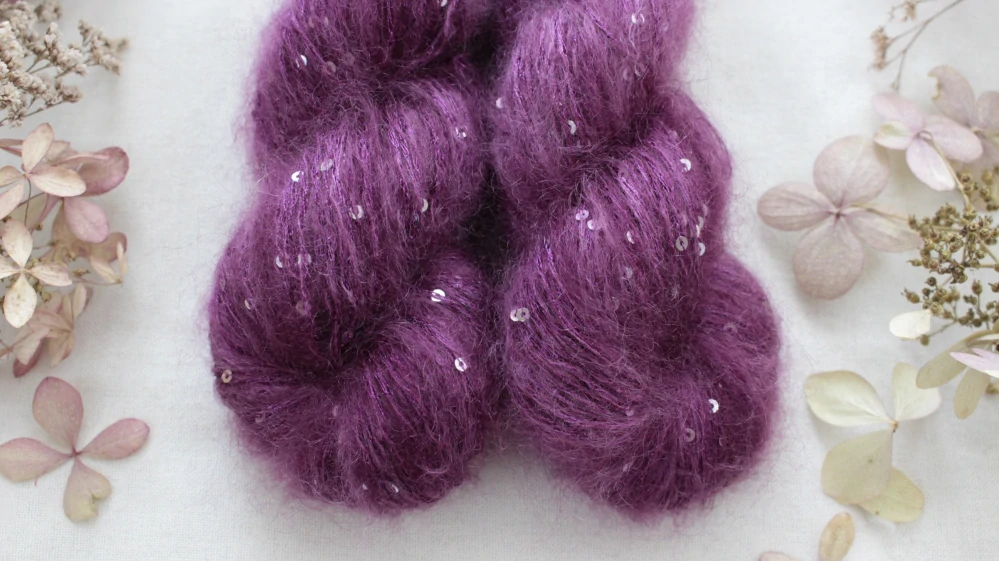 "Burgundy" - 34% superkid mohér 11% hedvábí 41% nylon 14% polyester 195m/50g