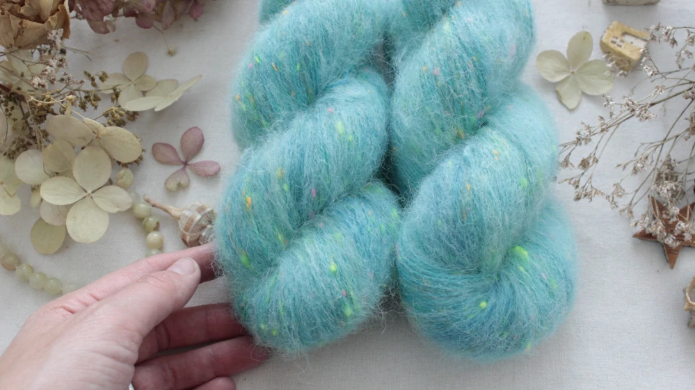 "Bright Aqua" - 42% merino sw 32% alpaka 18% donegal nopky 8% len 400m