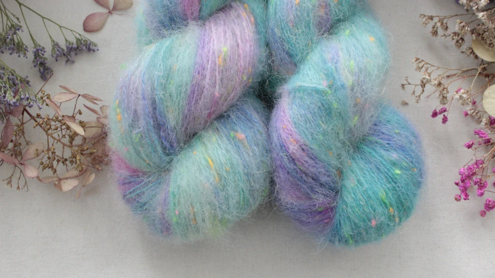 "V kapkách" - 42% merino sw 32% alpaka 18% donegal nopky 8% len 400m