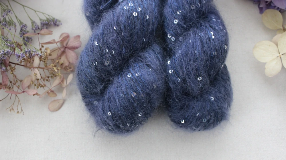 "Blue night 4" - 34% superkid mohér 11% hedvábí 41% nylon 14% polyester 195m/50g 