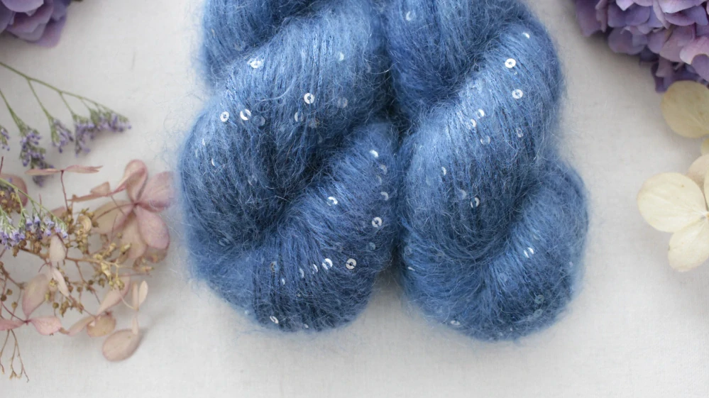 "Nebe" - 34% superkid mohér 11% hedvábí 41% nylon 14% polyester 195m/50g