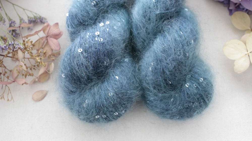 "Cobalt 2" - 34% superkid mohér 11% hedvábí 41% nylon 14% polyester 195m/50g 