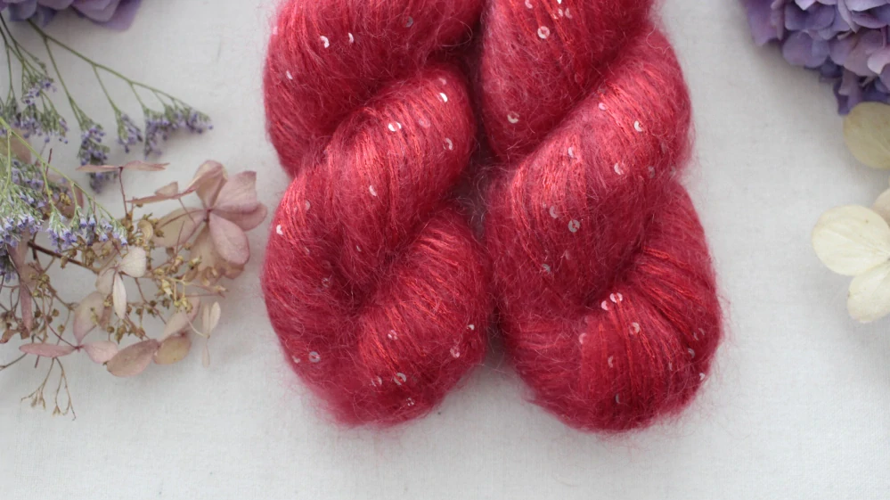 "Red" - 34% superkid mohér 11% hedvábí 41% nylon 14% polyester 195m/50g