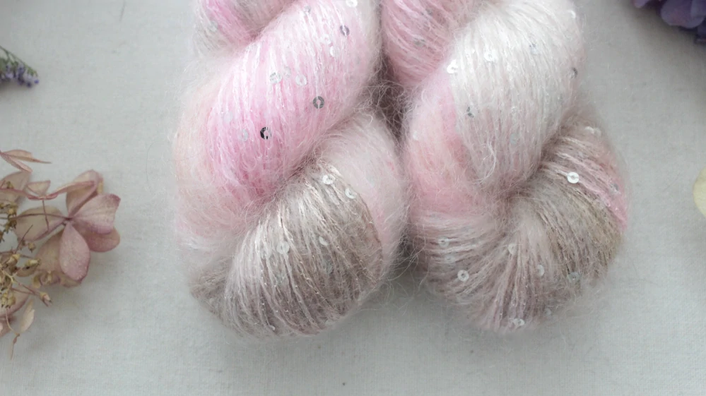 "Lawrita" - 34% superkid mohér 11% hedvábí 41% nylon 14% polyester 195m/50g