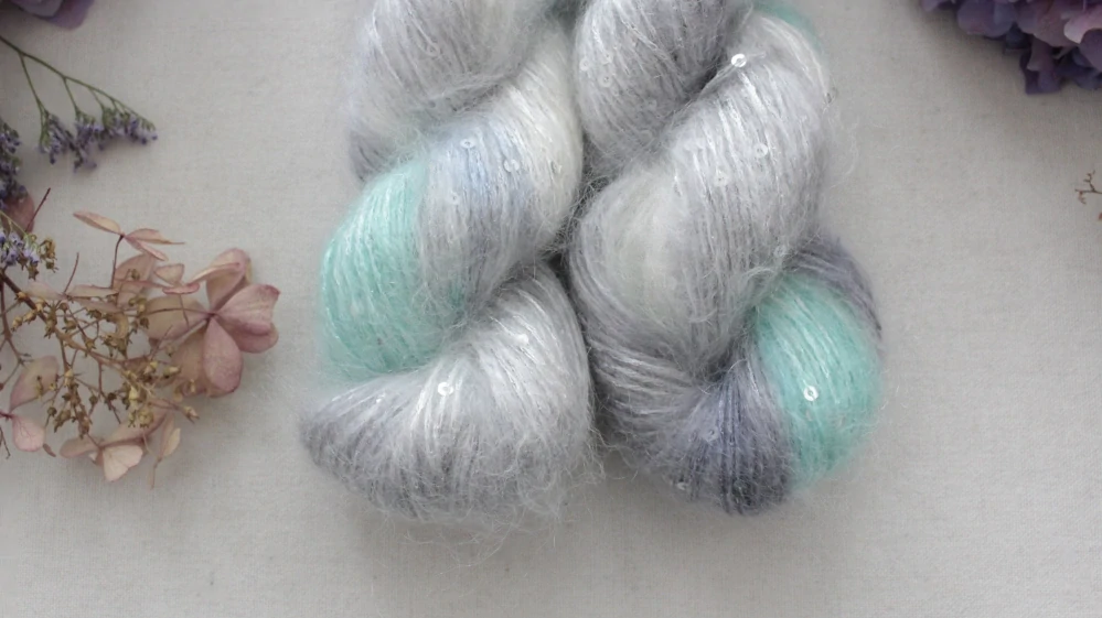 "Stříbrný vítr" - 34% superkid mohér 11% hedvábí 41% nylon 14% polyester 195m/50g 