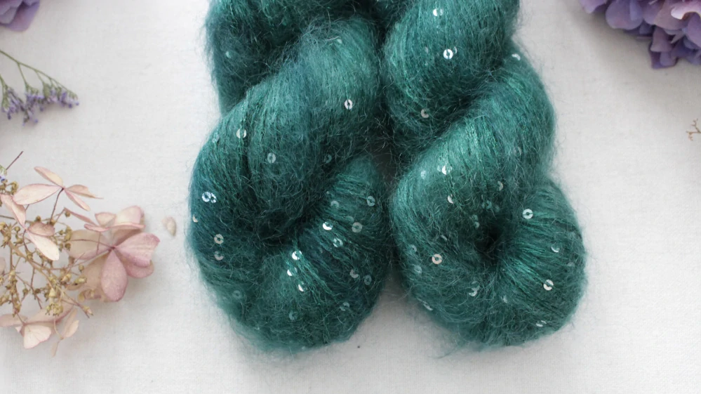 "Spruce" - 34% superkid mohér 11% hedvábí 41% nylon 14% polyester 195m/50g