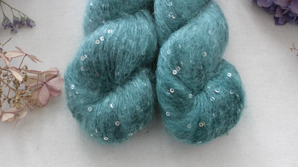 "Teal" - 34% superkid mohér 11% hedvábí 41% nylon 14% polyester 195m/50g 