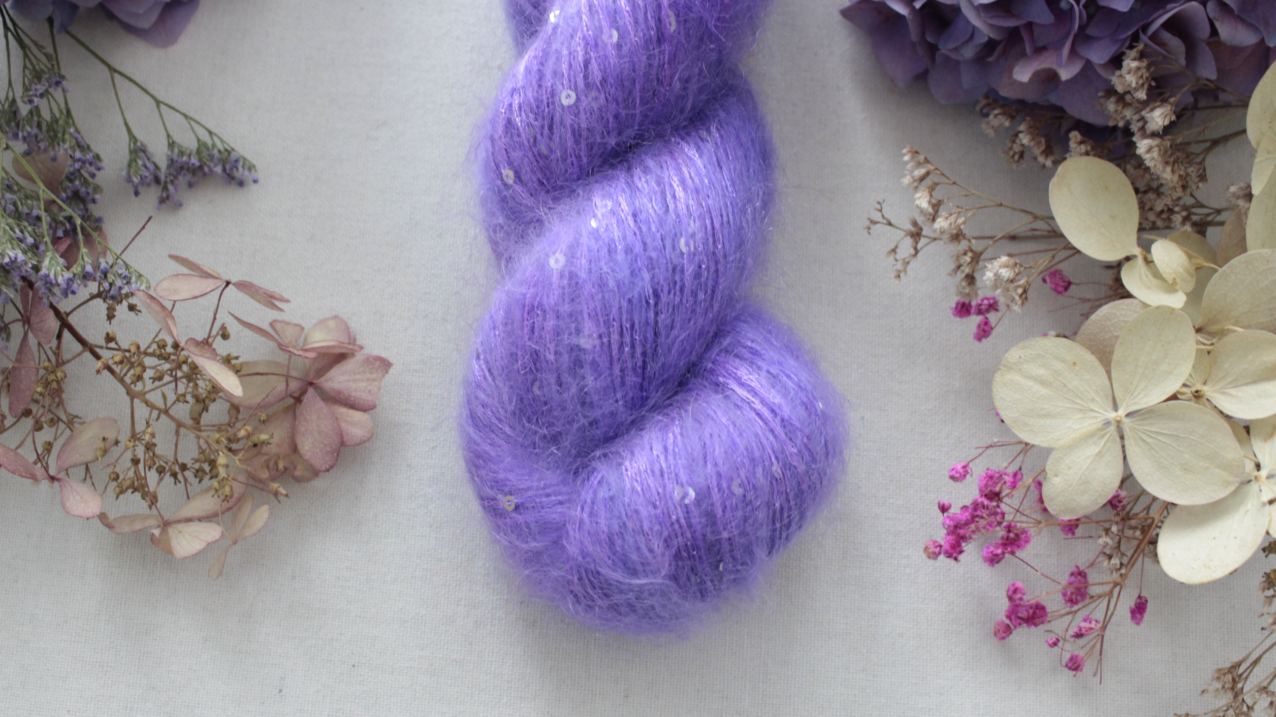 "Ultra purple" - 34% superkid mohér 11% hedvábí 41% nylon 14% polyester 195m/50g 