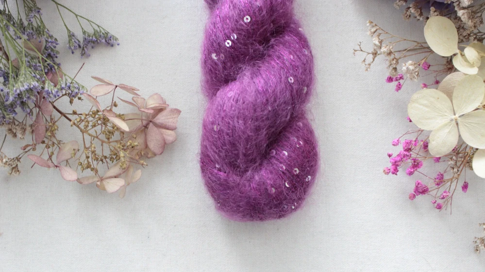 "Berry" - 34% superkid mohér 11% hedvábí 41% nylon 14% polyester 195m/50g 