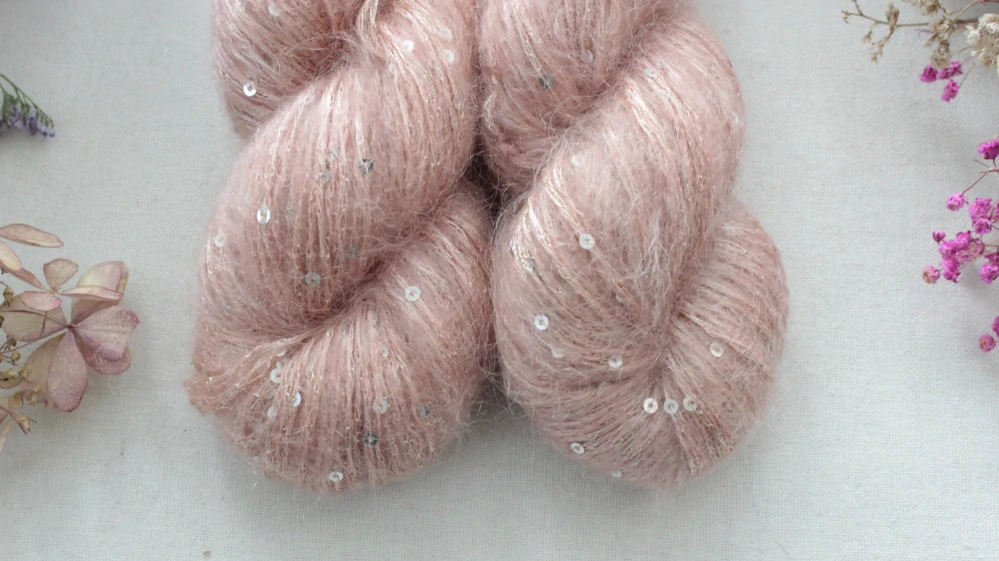 "Roses" - 34% superkid mohér 11% hedvábí 41% nylon 14% polyester 195m/50g 