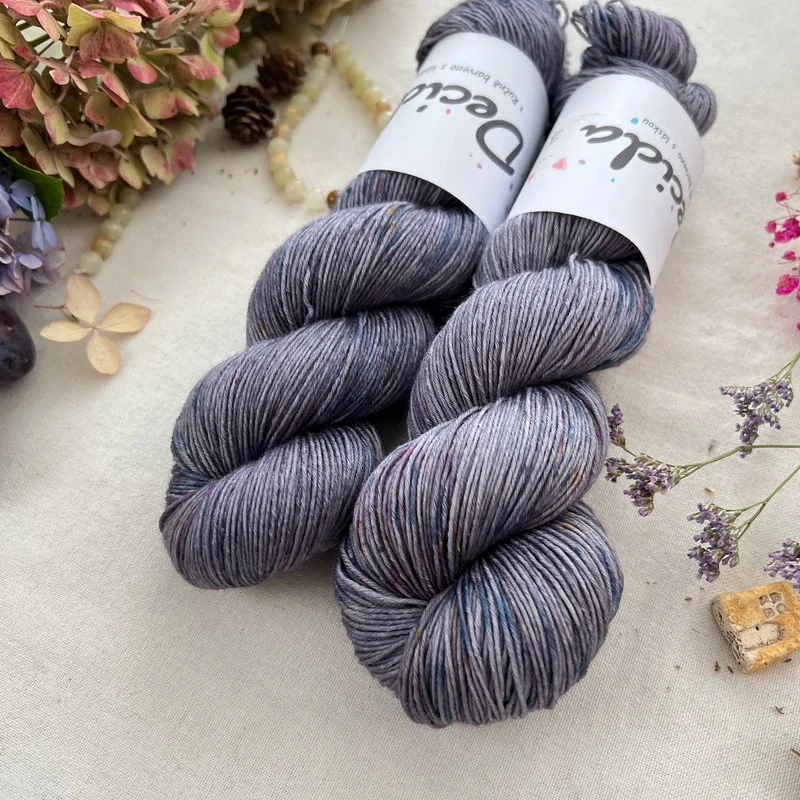 "Cinzento escuro" 80% merino 20% hedvábí 400m 