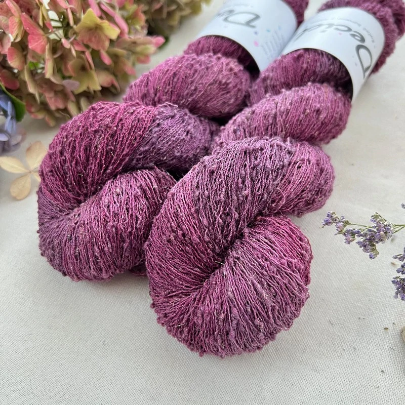 "Calagarka" 42% hedvábí 26% baby alpaka 26% merino superwash a 6% zlatá stellina 980m