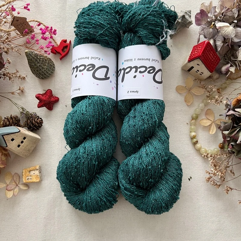 "Spruce 2" 42% hedvábí 26% baby alpaka 26% merino superwash a 6% zlatá stellina 980m