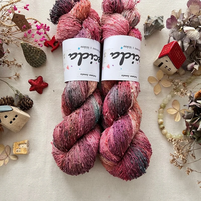 "Autumn Sonata" 42% hedvábí 26% baby alpaka 26% merino superwash a 6% zlatá stellina 980m