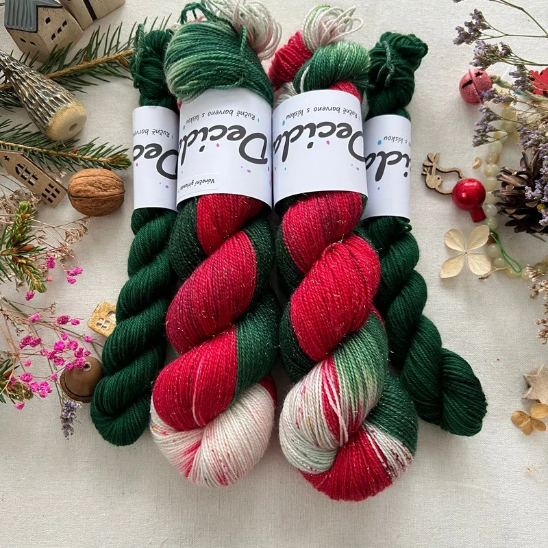 "Vánoční girlanda 7 - zelená" - 120g Merino sw/Nylon/Zlatá stellina 400m