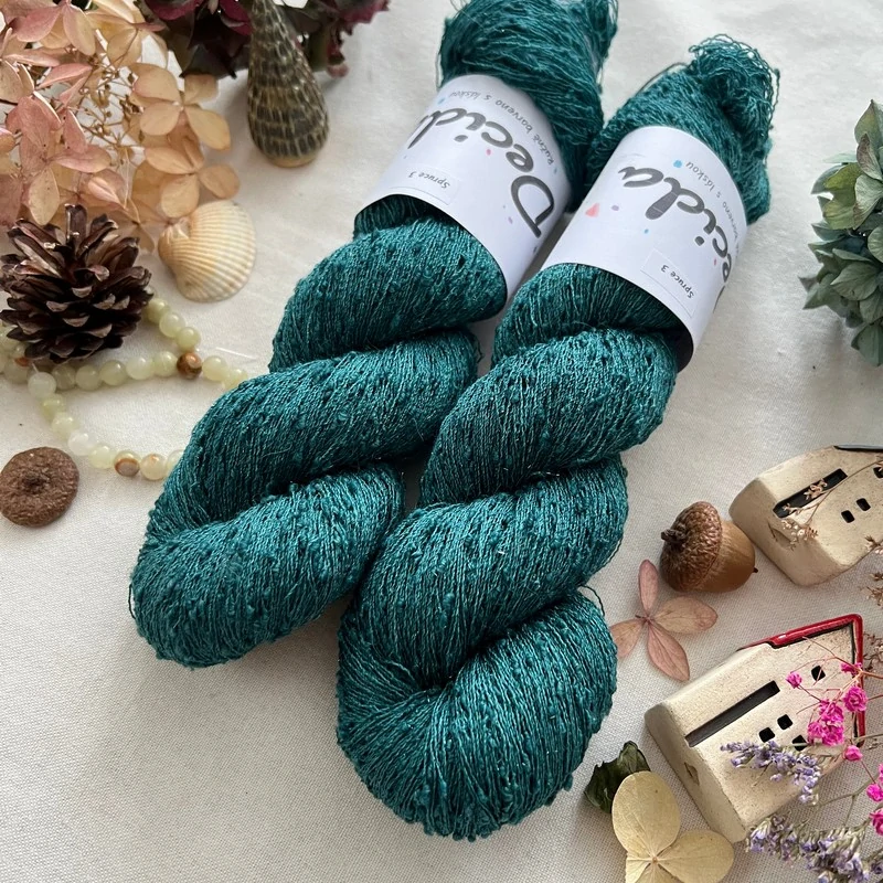"Spruce 3" 42% hedvábí 26% baby alpaka 26% merino superwash a 6% zlatá stellina 980m