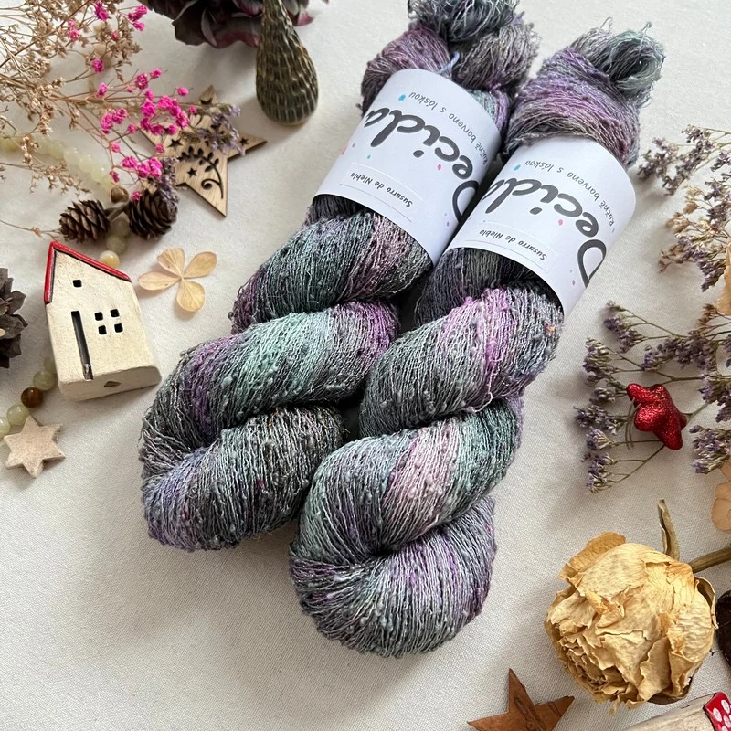 "Susurro de Niebla" 42% hedvábí 26% baby alpaka 26% merino superwash a 6% zlatá stellina 980m