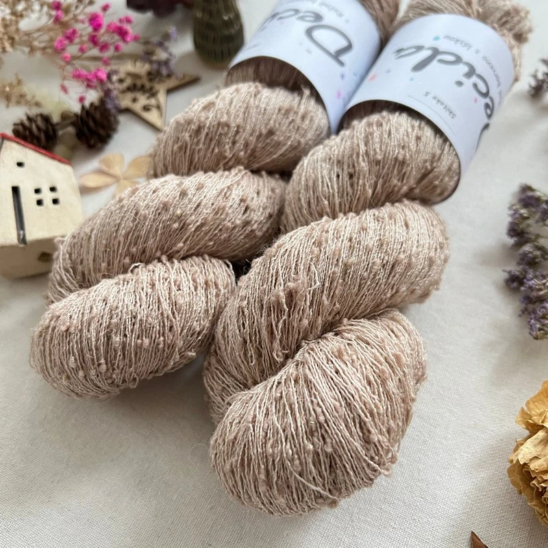 "Shitake 5" 42% hedvábí 26% baby alpaka 26% merino superwash a 6% zlatá stellina 980m