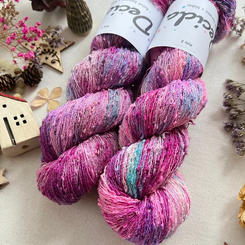 "Hola 2" 42% hedvábí 26% baby alpaka 26% merino superwash a 6% zlatá stellina 980m