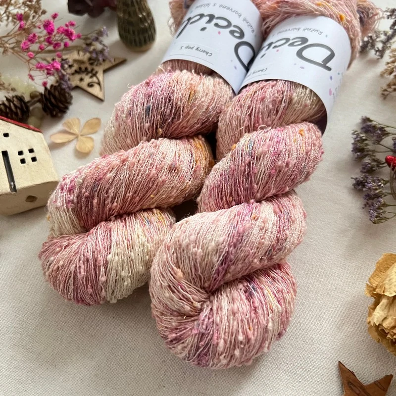 "Cherry pop 5" 42% hedvábí 26% baby alpaka 26% merino superwash a 6% zlatá stellina 980m