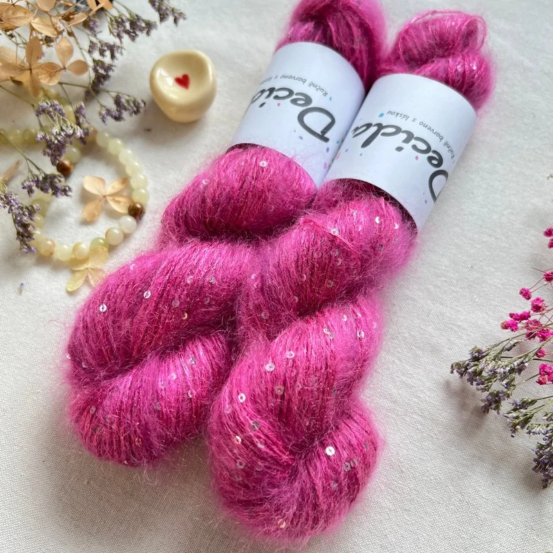 "Rose Spark" - 34% superkid mohér 11% hedvábí 41% nylon 14% polyester 195m/50g