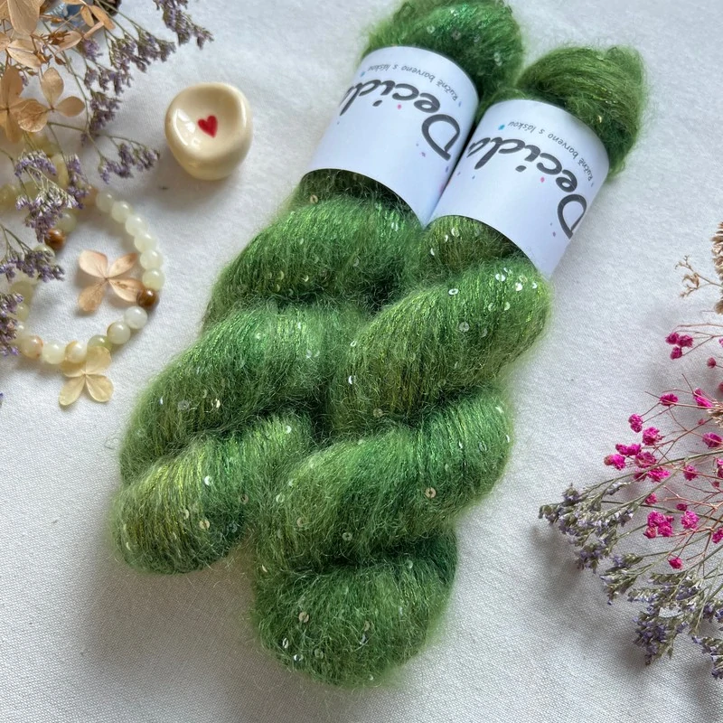 "Springy Moss" - 34% superkid mohér 11% hedvábí 41% nylon 14% polyester 195m/50g