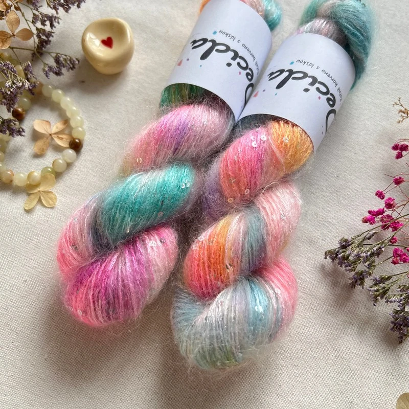 "Fairy Confetti" - 34% superkid mohér 11% hedvábí 41% nylon 14% polyester 195m/50g