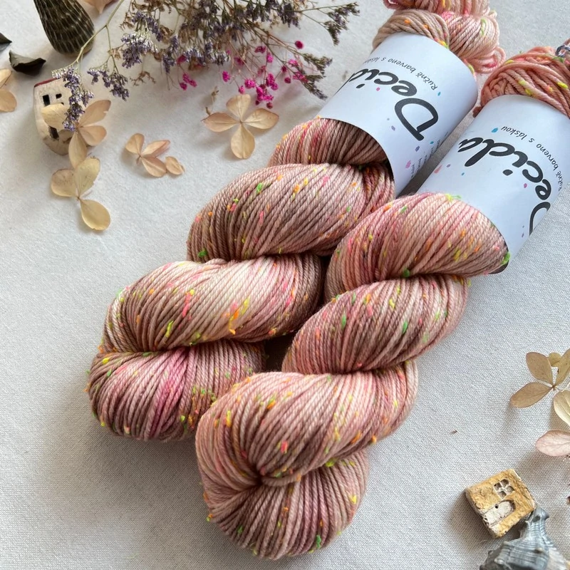 "Lawra 2" Donegal DK - 85% merino a 15% donegal nopky 212m