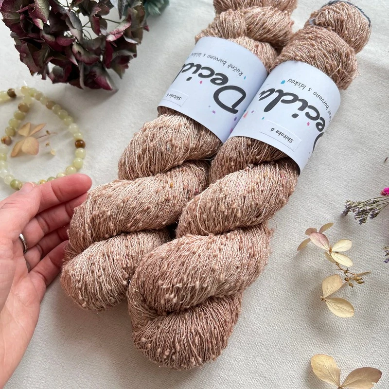 "Shitake 6" 42% hedvábí 26% baby alpaka 26% merino superwash a 6% zlatá stellina 980m