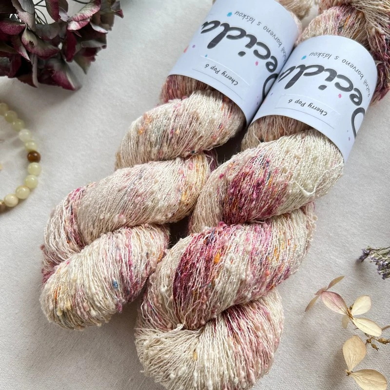 "Cherry Pop 6" 42% hedvábí 26% baby alpaka 26% merino superwash a 6% zlatá stellina 980m