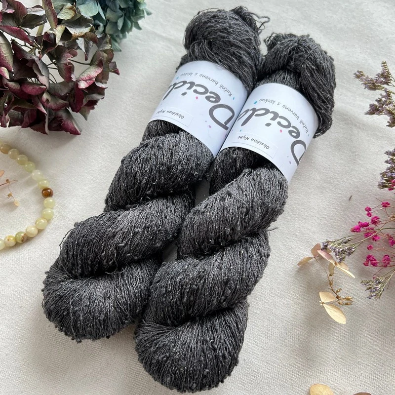 "Obsidian Night" 42% hedvábí 26% baby alpaka 26% merino superwash a 6% zlatá stellina 980m