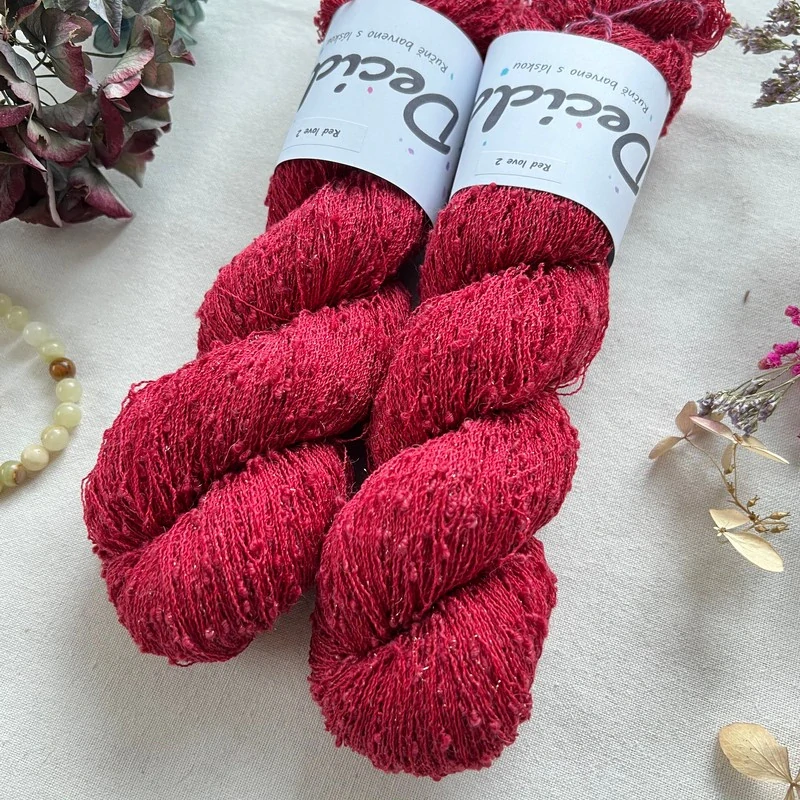 "Red love 2" 42% hedvábí 26% baby alpaka 26% merino superwash a 6% zlatá stellina 980m