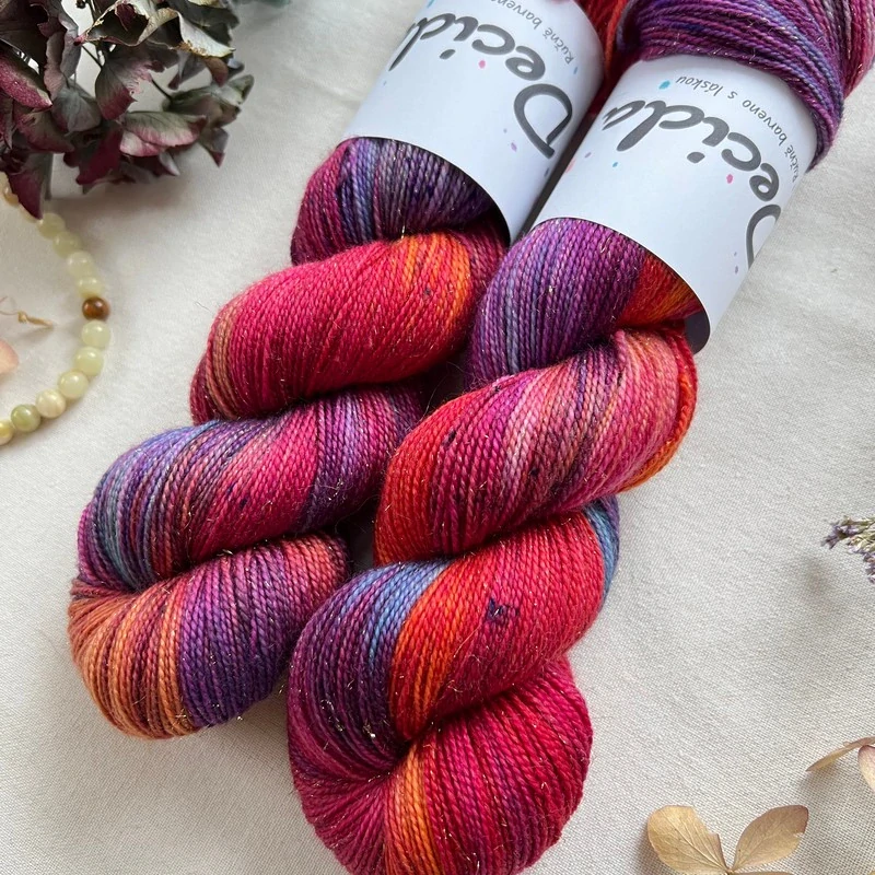 "Twilight Fiesta" - 75% merino sw 20% nylon 5% zlatá stellina 400m
