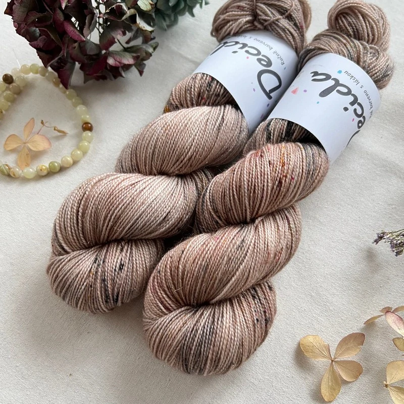 "Parisian Truffle" - 75% merino sw 20% nylon 5% zlatá stellina 400m