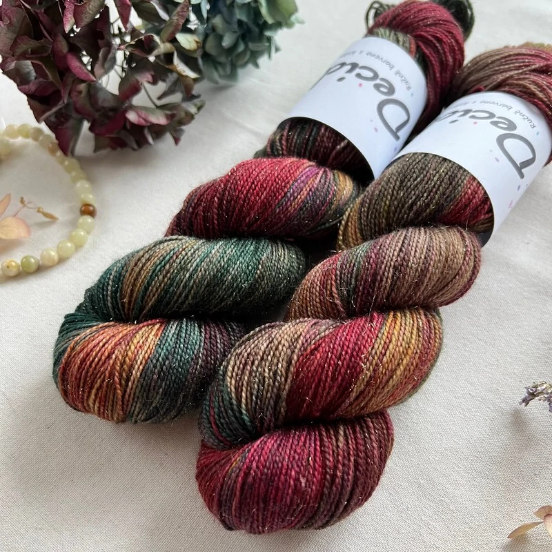 "Dark Botanical" - 75% merino sw 20% nylon 5% zlatá stellina 400m