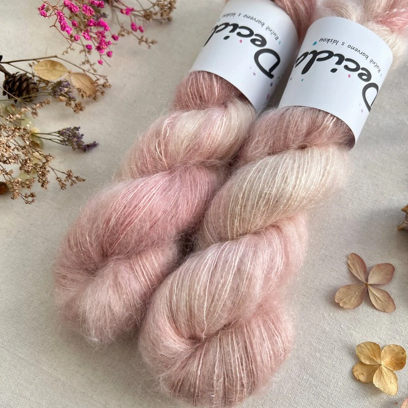 "Blush Silk"- 64% superkid mohér 3% merino 10% flitry 23% hedvábí 400m/50g