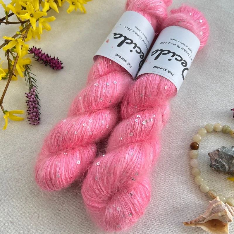 "Pink Stardust" - 34% superkid mohér 11% hedvábí 41% nylon 14% polyester 195m/50g 