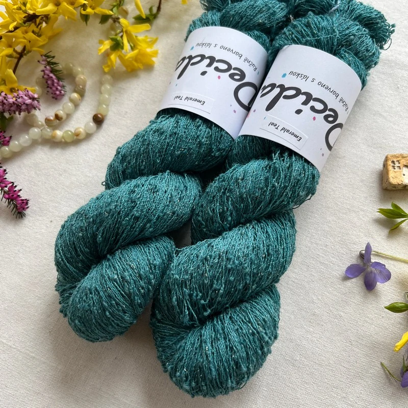 "Emerald Teal" 42% hedvábí 26% baby alpaka 26% merino superwash a 6% zlatá stellina 980m