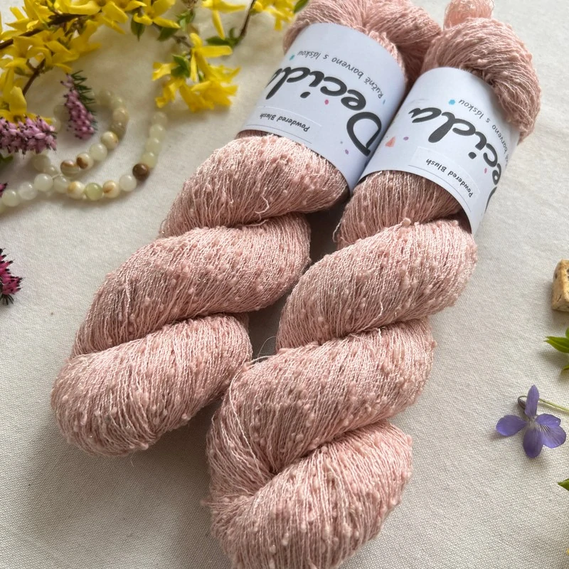"Powdered Blush" 42% hedvábí 26% baby alpaka 26% merino superwash a 6% zlatá stellina 980m