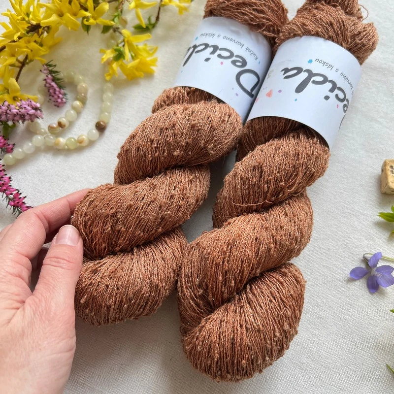 "Dusty Cinnamon" 42% hedvábí 26% baby alpaka 26% merino superwash a 6% zlatá stellina 980m