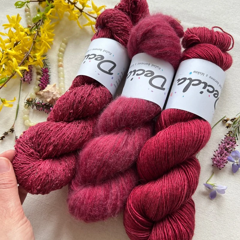 "Red Ember" 42% hedvábí 26% baby alpaka 26% merino superwash a 6% zlatá stellina 980m