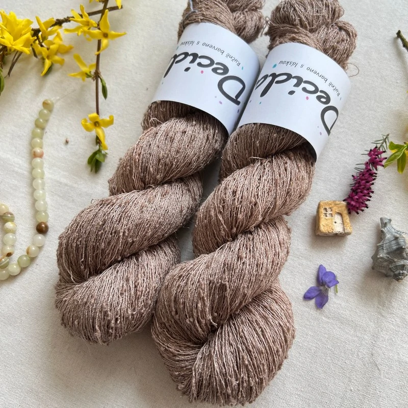 "Raw Timber" 42% hedvábí 26% baby alpaka 26% merino superwash a 6% zlatá stellina 980m