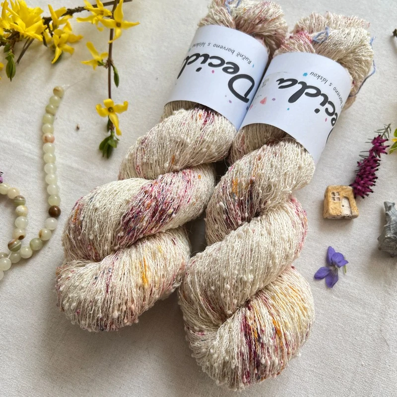 "Cherry Pop 6" 42% hedvábí 26% baby alpaka 26% merino superwash a 6% zlatá stellina 980m