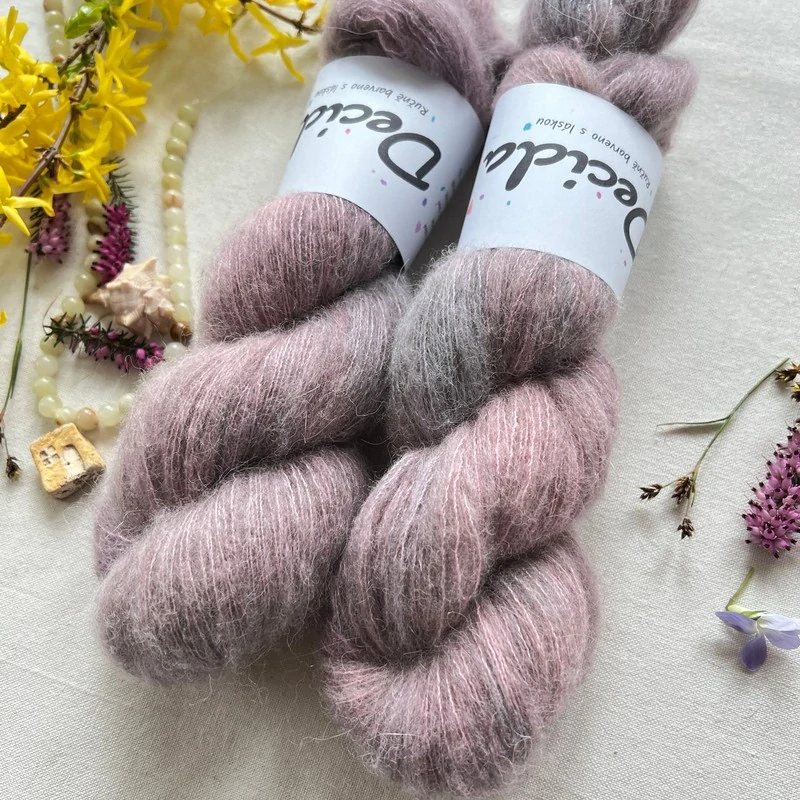 "Dusty Veil" -  42%  baby alpaka 13% merino 10 % yak 35% hedvábí 400m/50g