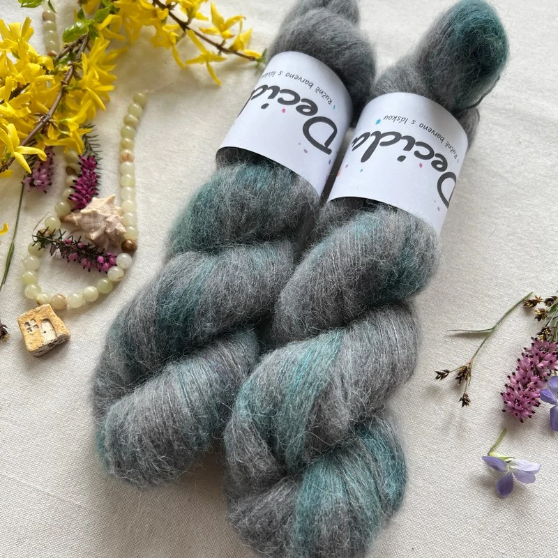 "Silver Mist" -  42%  baby alpaka 13% merino 10 % yak 35% hedvábí 400m/50g