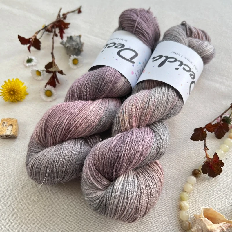"Faded Facade" 60% merino 20% hedvábí 20% konopí 400m 