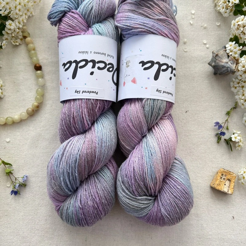 "Powdered Sky" 60% merino 20% hedvábí 20% konopí 400m 